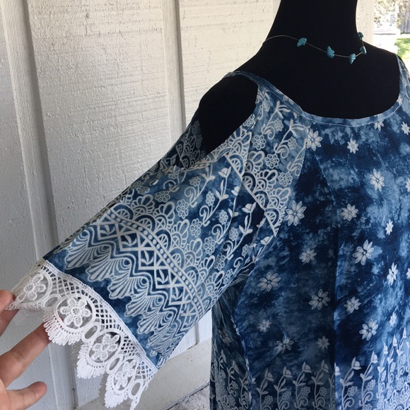 HP🎉Plus size blue floral cold shoulder top - Picture 5 of 7